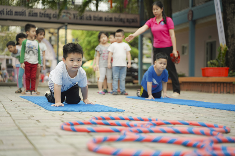 Tăng cường vận động đi đối với dinh dưỡng hợp lý sẽ mang lại kết quả toàn diện cho tầm vóc trẻ em.