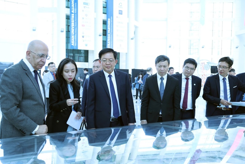 Phó Thủ tướng Hồ Quốc Dũng đến thăm, làm việc với Đại học Nazarbayev - Ảnh: VGP/Gia Huy