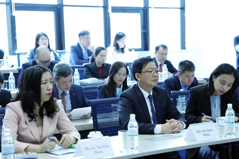 Phó Thủ tướng Hồ Quốc Dũng nghe các giáo sư, sinh viên Việt Nam giới thiệu về chương trình nghiên cứu tại Đại học Nazarbayev - Ảnh: VGP/Gia Huy