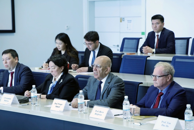 Lãnh đạo Đại học Nazarbayev phát biểu - Ảnh: VGP/Gia Huy