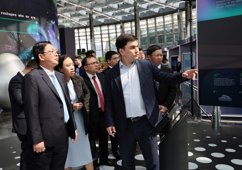 Phó Thủ tướng tham quan Trung tâm công nghệ và đổi mới sáng tạo quốc tế Astana Hub - Ảnh: VGP/Gia Huy
