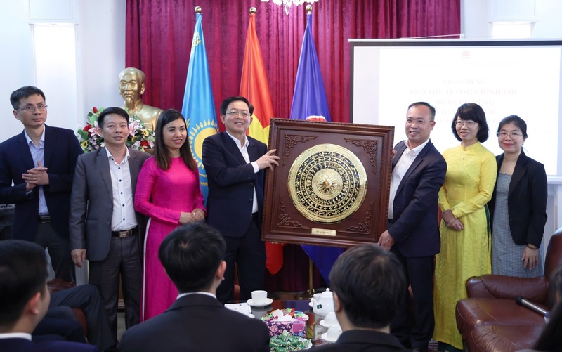 Phó Thủ tướng Hồ Quốc Dũng tặng quà cán bộ, nhân viên Đại sứ quán Việt Nam tại Kazakhstan - Ảnh: VGP/Gia Huy