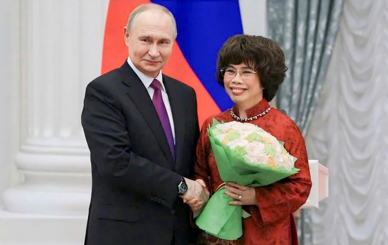 Tổng thống Vladimir Putin trao tặng Huân chương Hữu nghị cho Anh hùng Lao động Thái Hương.