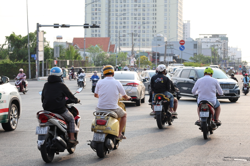 TP. Hồ Chí Minh ngày nắng nóng, chiều tối có mưa dông rải rác. Ảnh: Minh Anh.