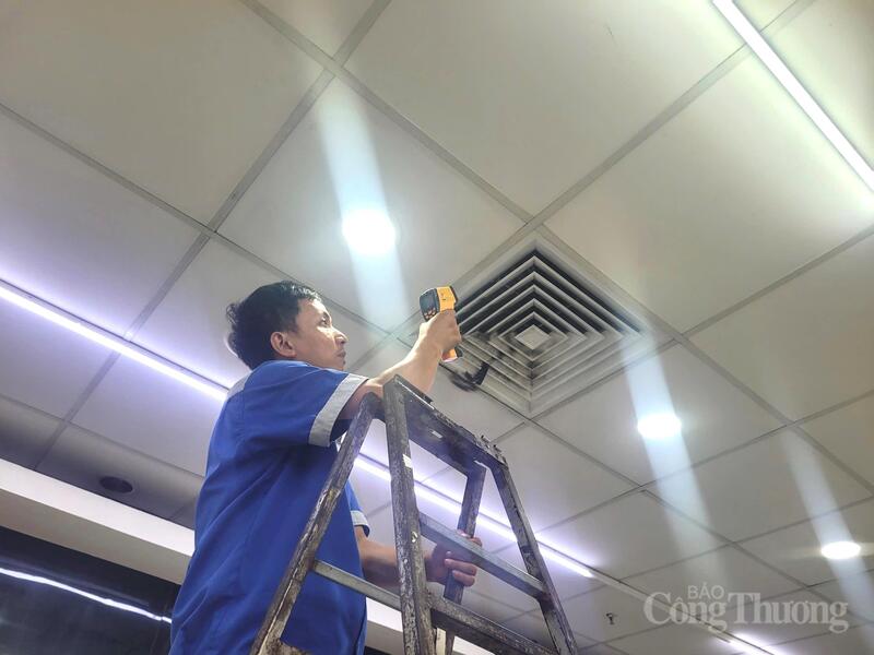 Nhân viên kỹ thuật siêu thị Co.opmart Hải Phòng kiểm tra hệ thống điều hòa bảo đảm tiết kiệm điện năng trong những ngày hè nắng nóng.
