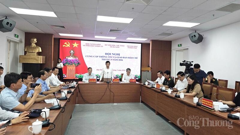 Các đại biểu tham dự cuộc họp.