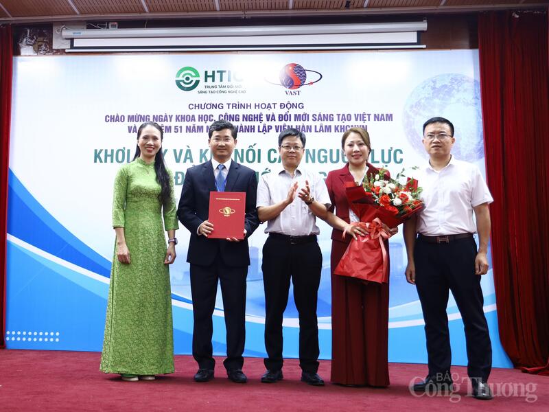 PGS.TS. Nguyễn Tiến Đạt, Tổng Giám đốc Trung tâm Đổi mới sáng tạo công nghệ cao trao quyết định thành lập và ra mắt Câu lạc bộ Ươm tạo và Khởi nghiệp của Trung tâm Đổi mới sáng tạo công nghệ cao