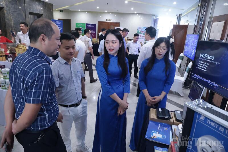Các đại biểu tham quan gian hàng bên lề diễn đàn. Ảnh: Trọng Tùng