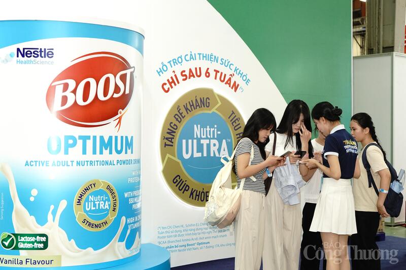 Khách tham quan tìm hiểu thông tin về sản phẩm tại gian hàng Nestlé Health Science. Ảnh: DN