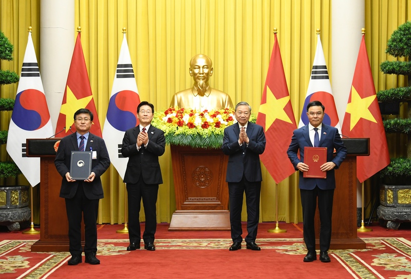 Tổng Bí thư, Chủ tịch nước Tô Lâm và Tổng thống Hàn Quốc Lee Jae Myung chứng kiến lễ trao Bản ghi nhớ về hợp tác trong lĩnh vực hạ tầng điện lực giữa Bộ Công Thương Việt Nam và Bộ Khí hậu, Năng lượng và Môi trường Hàn Quốc. Ảnh: Thống Nhất/TTXVN