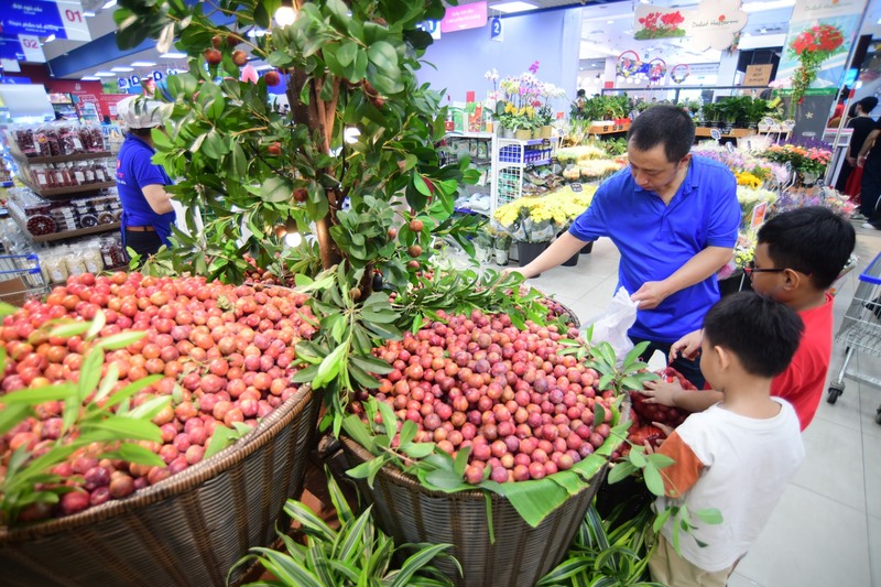 Mận hậu giảm giá tại Co.opmart góp phần kích cầu tiêu dùng nông sản vào vụ.