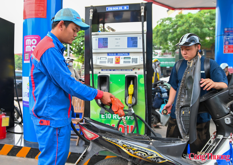 Tại cửa hàng xăng dầu Nghĩa Đô của PV Oil trên đường Hoàng Quốc Việt, bảng thông báo về các loại nhiên liệu sinh học được đặt ở vị trí dễ quan sát. Bên cạnh xăng E5 RON92 quen thuộc, xăng E10 đã được đưa vào kinh doanh, thu hút sự quan tâm của nhiều khách hàng.