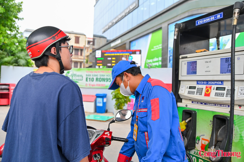 Ghi nhận tại các cửa hàng cho thấy, tâm lý người tiêu dùng khá tích cực. Anh Nguyễn Văn Hùng (phường Nghĩa Đô) cho biết, đã sử dụng thử E10 từ hai tuần nay và chưa thấy có hiện tượng lạ gì xảy ra với xe máy.