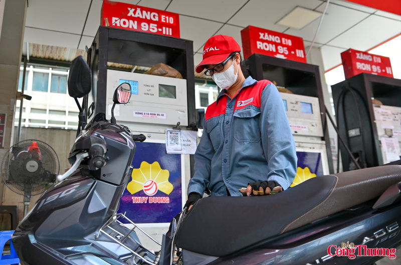 Những tấm biển nhận diện xăng khoáng truyền thống đã được thay thế bằng biển xăng sinh học E10.