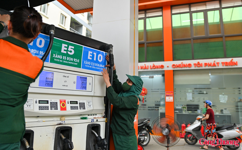 Theo đại diện một cửa hàng, việc triển khai bán sớm xăng E10 nhằm giúp người dân làm quen với nhiên liệu mới trước khi lộ trình chuyển đổi được áp dụng rộng rãi.