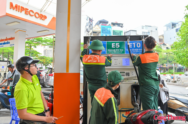 Không chỉ tại hệ thống của PV Oil, cửa hàng xăng dầu quân đội trên đường Nguyễn Phong Sắc cũng đã chủ động chuyển đổi cơ cấu mặt hàng.