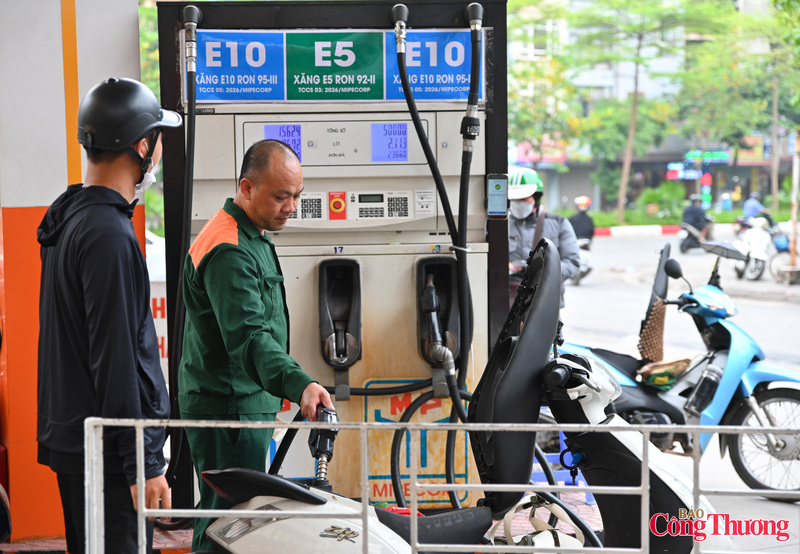 Theo các chuyên gia, E10 là loại xăng được phối trộn 10% ethanol nhiên liệu sinh học với 90% xăng khoáng. Loại nhiên liệu này giúp giảm lượng phát thải khí nhà kính, tăng hiệu quả cháy và góp phần thực hiện các cam kết giảm phát thải của Việt Nam.