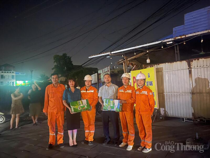Những phần quà động viên kịp thời từ Ban lãnh đạo Công ty điện lực Thái Nguyên dành cho tổ công tác xử lý sự cố lưới điện.