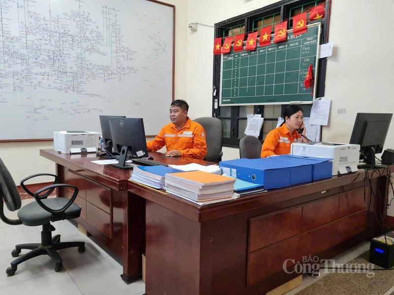 Trung tâm điều khiển và các tổ trực vận hành linh hoạt phương thức vận hành, chủ động ứng trực 24/24 giờ trong mùa nắng nóng.