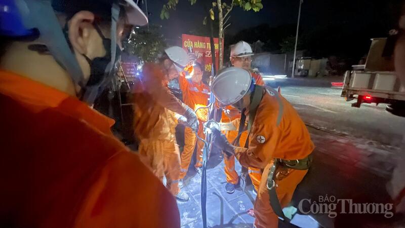 Các đơn vị điện lực đã rà soát toàn bộ đường dây, trạm biến áp cấp điện cho các điểm thi trong những ngày qua; tăng cường kiểm tra, xử lý kịp thời các nguy cơ mất an toàn trên lưới điện, đồng thời bố trí lực lượng trực vận hành và xử lý sự cố 24/24 giờ.