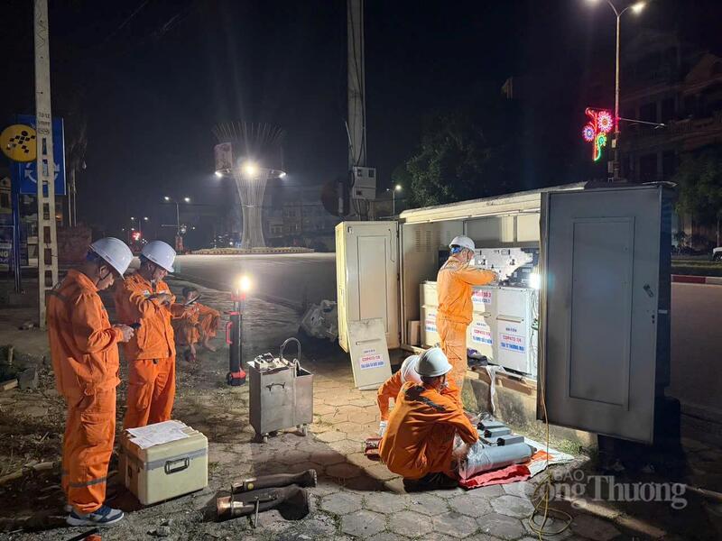Tổ công tác xử lý tủ điện phân phối ngoài trời tại một nút giao thông trung tâm tỉnh giữa đêm khuya.
