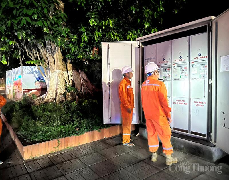 Mỗi vị trí kiểm tra, mỗi ca trực là sự tận tâm, trách nhiệm của người thợ điện đối với khách hàng và cộng đồng.