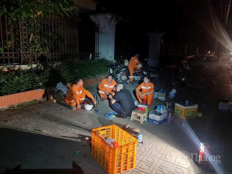 Giữa cái nóng bỏng rát của mùa hè, phía sau dòng điện ổn định là những đêm trắng, những giọt mồ hôi và sự nỗ lực không ngừng nghỉ của người thợ điện.