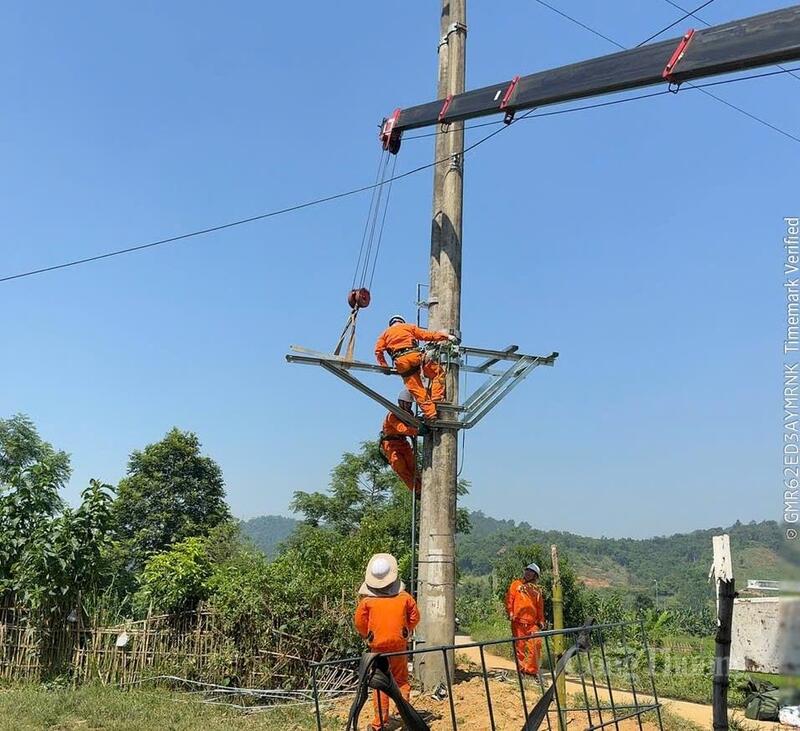 Dưới cái nóng oi bức và áp lực phụ tải tăng cao, CBCNV Công ty Điện lực Thái Nguyên vẫn nỗ lực đảm bảo cấp điện an toàn, ổn định phục vụ Nhân dân.