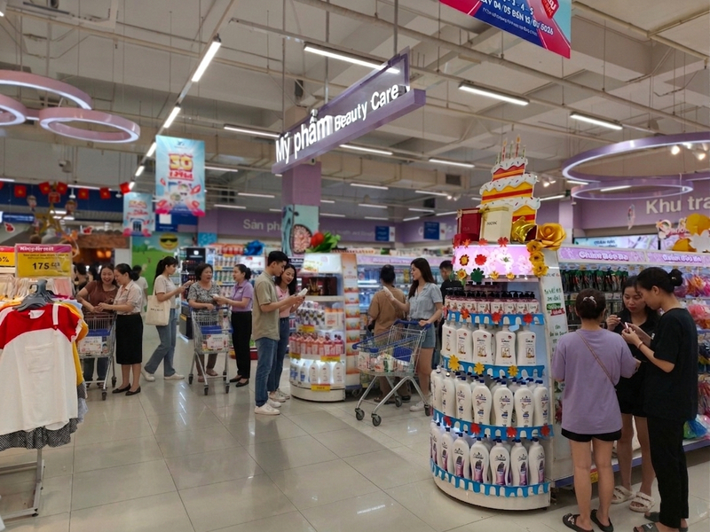 Người ti&ecirc;u d&ugrave;ng tranh thủ mua sắm h&agrave;ng khuyến m&atilde;i để tối ưu chi ti&ecirc;u dịp m&ugrave;a h&egrave;.