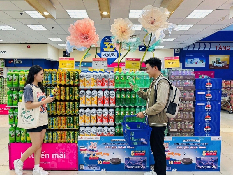 Nh&oacute;m h&agrave;ng nước giải kh&aacute;t, nước b&ugrave; kho&aacute;ng đồng loạt giảm gi&aacute; mạnh dịp h&egrave;.