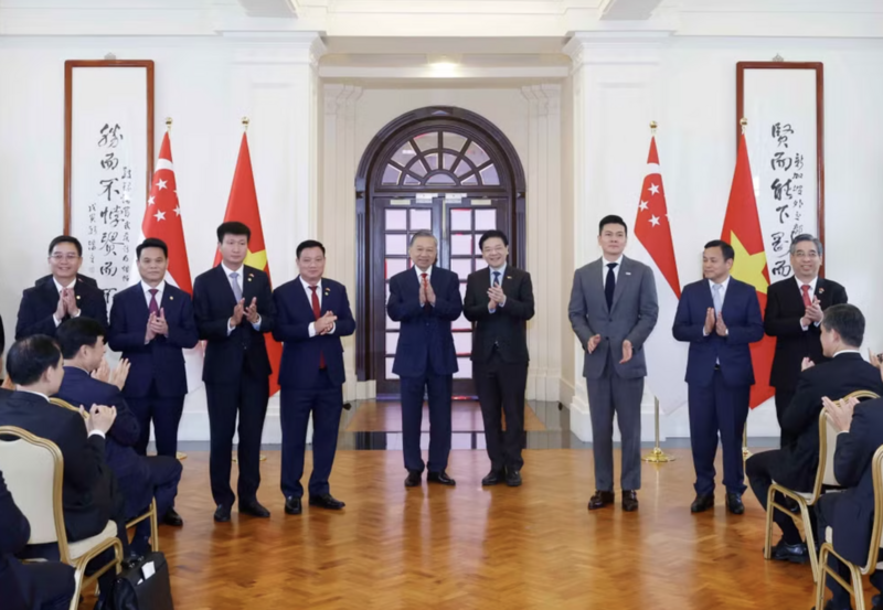 Tổng Bí thư, Chủ tịch nước Tô Lâm và Thủ tướng Singapore Lawrence Wong chứng kiến Lễ trao các văn kiện hợp tác giữa hai nước. (Ảnh: Thống Nhất/TTXVN)