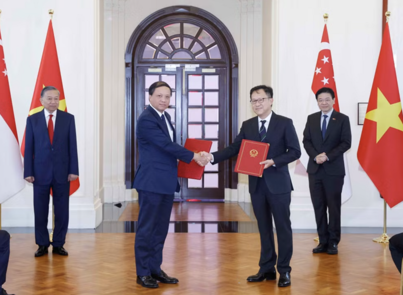 Tổng Bí thư, Chủ tịch nước Tô Lâm và Thủ tướng Singapore Lawrence Wong chứng kiến Lễ trao các văn kiện hợp tác giữa hai nước. (Ảnh: Thống Nhất/TTXVN)