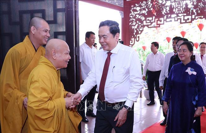 Chủ tịch Quốc hội Trần Thanh Mẫn thăm, chúc mừng Hòa thượng Thích Thiện Nhơn, Phó Pháp chủ Hội đồng chứng minh, Chủ tịch Hội đồng trị sự Trung ương Giáo hội Phật giáo Việt Nam. Ảnh: Văn Điệp/TTXVN