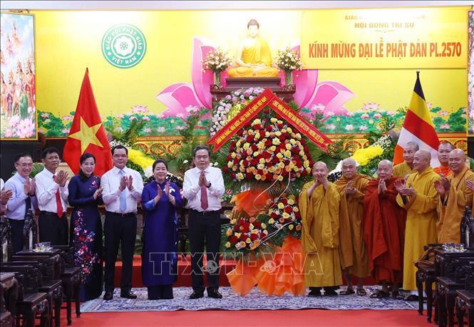 Chủ tịch Quốc hội Trần Thanh Mẫn và Hòa thượng Thích Thiện Nhơn, Phó Pháp chủ Hội đồng chứng minh, Chủ tịch Hội đồng trị sự Trung ương Giáo hội Phật giáo Việt Nam với các đại biểu. Ảnh: Văn Điệp/TTXVN