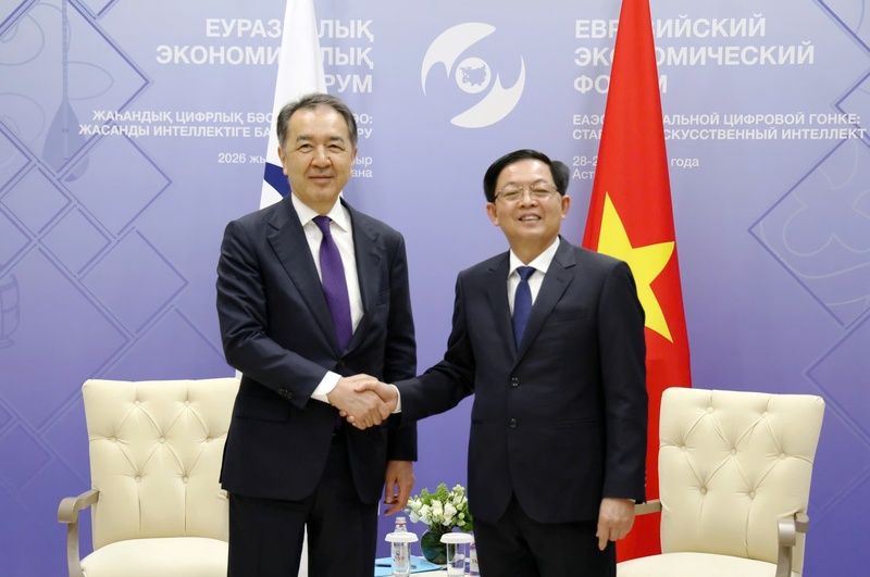 Phó Thủ tướng tiếp Chủ tịch Hội đồng Ủy ban Kinh tế Á - Âu Bakytzhan Sagintaev - Ảnh: VGP/Gia Huy