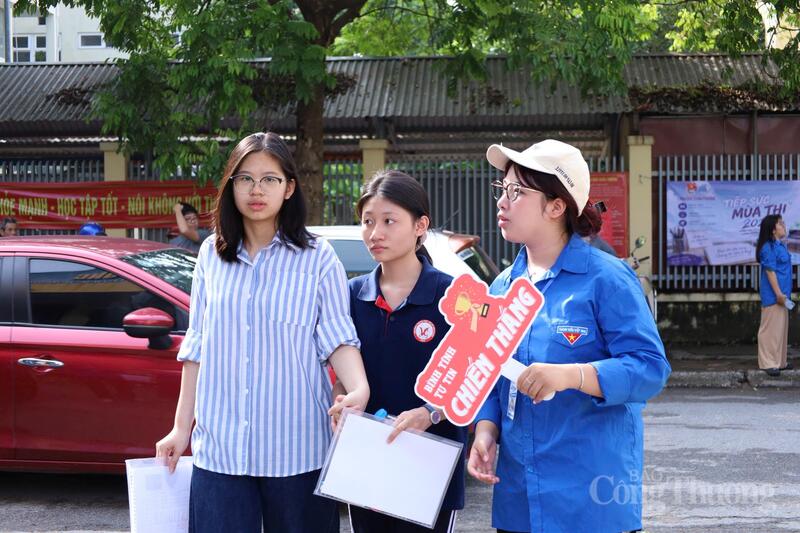 Các tình nguyện viên có mặt từ rất sớm để hỗ trợ thí sinh.