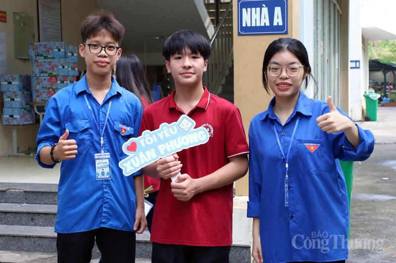 Thí sinh chụp ảnh lưu niệm cùng các tình nguyện viên.