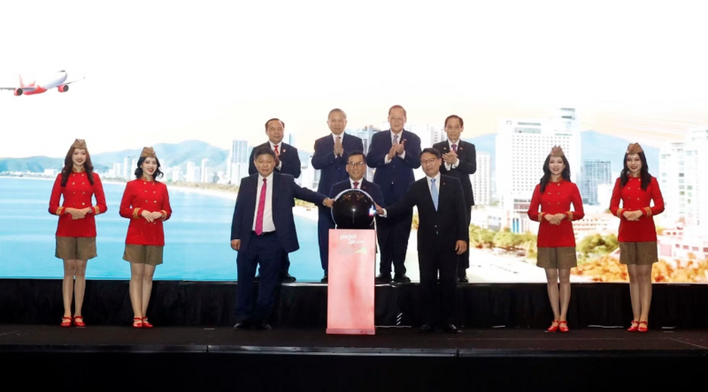 Tổng Bí thư, Chủ tịch nước Tô Lâm chứng kiến nghi thức mở đường bay mới Nha Trang-Singapore của hãng hàng không VietjetAir. (Ảnh: Thống Nhất/TTXVN)