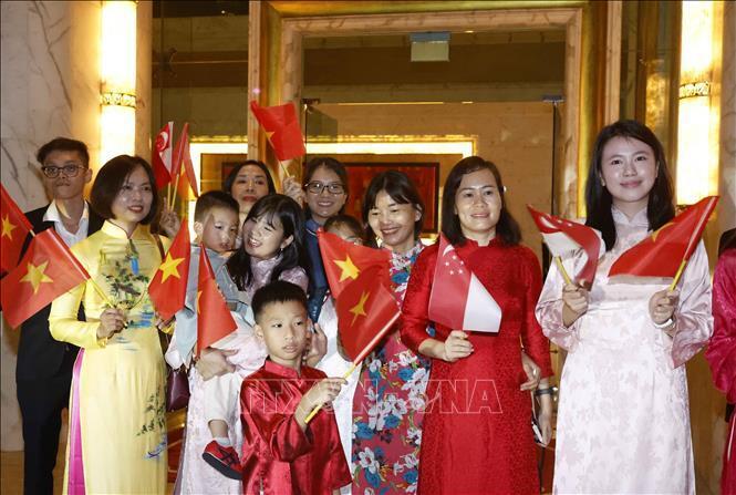 Cán bộ, nhân viên Đại sứ quán và cộng đồng người Việt Nam tại Singapore đón Tổng Bí thư, Chủ tịch nước Tô Lâm và Phu nhân. Ảnh: Thống Nhất/TTXVN