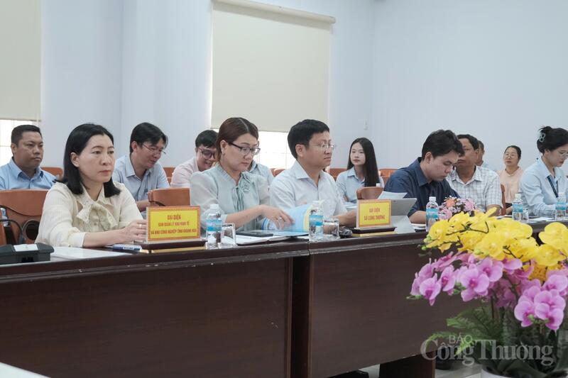 Các đại biểu tham dự buổi làm việc. Ảnh: Duy Tín