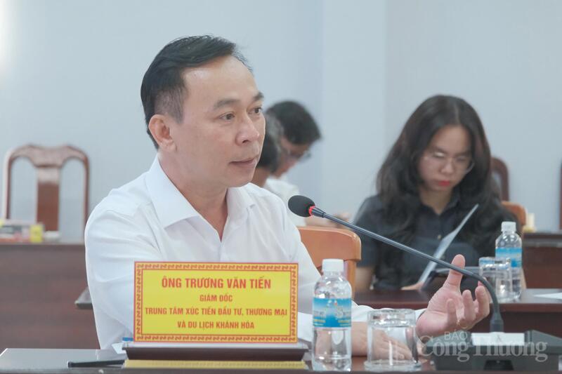 Ông Trương Văn Tiến, Giám đốc Trung tâm Xúc tiến đầu tư, Thương mại và Du lịch tỉnh Khánh Hòa trao đổi với các đại biểu tham dự buổi làm việc. Ảnh: Duy Tín