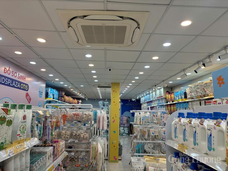Cửa hàng KidsPlaza (số 301 đường Tô Hiệu, phường Nghĩa Đô) để điều hoà 22 độ C dù ít khách vào mua hàng và cửa hàng chỉ có khoảng 4-5 nhân viên trong ca trực.