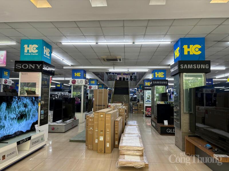 Dù thời tiết vẫn còn khá nóng nhưng Siêu thị điện máy HC Phạm Văn Đồng (địa chỉ số 399 Phạm Văn Đồng, phường Nghĩa Đô) không sử dụng điều hoà. Nhân viên bán hàng của siêu thị là anh N.H.C cho phóng viên biết, siêu thị đang yêu cầu tắt điều hoà để tiết kiệm điện. Việc này cũng xuất phát từ đặc thù của siêu thị điện máy là khách thường vào xem hàng rất nhanh, không lưu lại lâu nên việc tắt bớt thiết bị điều hoà là cần thiết.
