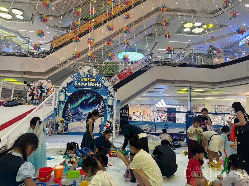 Trong những ng&agrave;y nắng n&oacute;ng, trung t&acirc;m thương mại được xem l&agrave; nơi l&yacute; tưởng để học tập v&agrave; giải tr&iacute;.