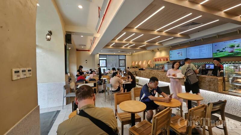 Cửa hàng Highland Coffee (chân tòa nhà HUD3 Tây Nam Linh Đàm) thường có rất đông khách đến sử dụng dịch vụ. Có điều hoà chỉ để ở mức 18 độ C.