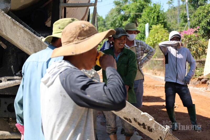 Tranh thủ nghỉ ngơi, uống nước để hổi sức. Ảnh: Nguyễn Dương