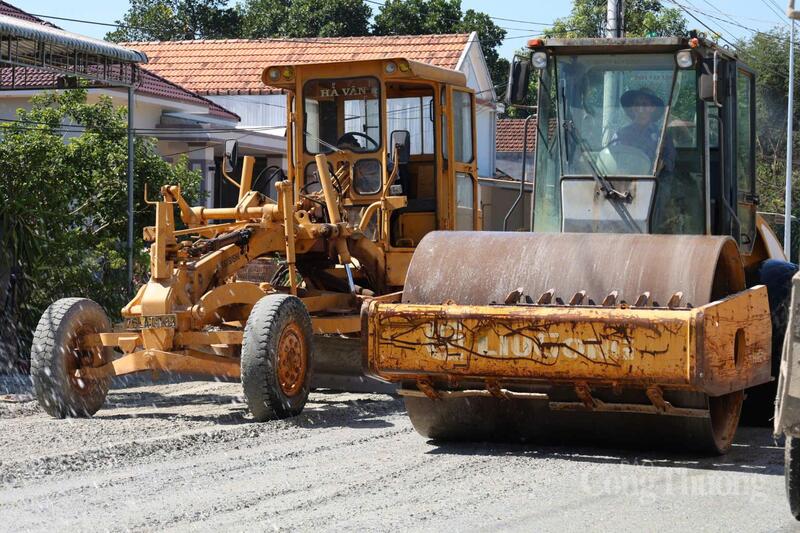 Sử dụng các phương tiện cơ giới cũng giúp giảm bớt sức lao động thủ công trong khi trời nắng nóng. Ảnh: Nguyễn Dương