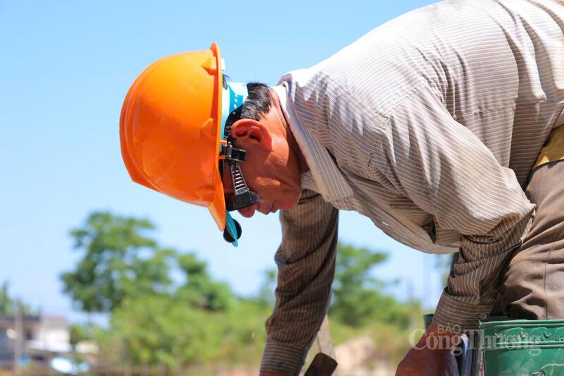 Sức nóng từ mặt đường, xe cơ giới, máy trộn bê tông hay xe rải thảm nhựa khiến cho nhiệt độ càng tăng thêm. Ảnh: Nguyễn Dương