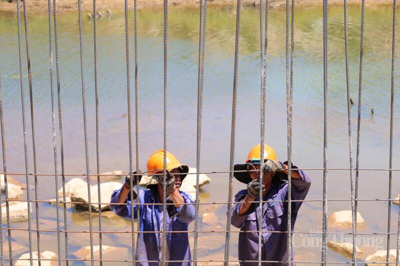 Công nhân dự án khắc phục sạt lở bờ sông Trà Câu cũng đang gồng mình chống đỡ với thời tiết khắc nghiệt. Ảnh: Nguyễn Dương