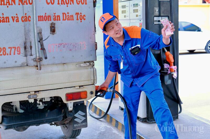 Từ ngày 1/6/2026, xăng E10 sẽ được triển khai trên toàn quốc theo Thông tư 50/2025/TT-BCT, góp phần thúc đẩy sử dụng nhiên liệu sinh học và giảm phát thải trong giao thông. Ảnh: Quỳnh Trang